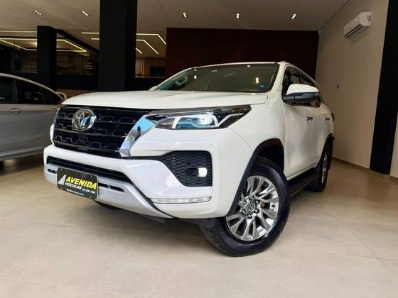 TOYOTA HILUX SW4 2.8 D-4D TURBO DIESEL SRX 4X4 AUTOMÁTICO